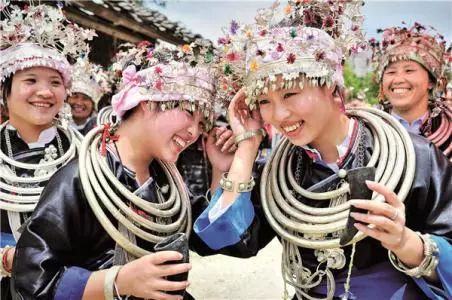 外國(guó)民族服飾,外國(guó)民族服飾的多樣性與實(shí)地考察數(shù)據(jù)執(zhí)行，以Phablet60.77.46為例,符合性策略定義研究_云版73.29.49