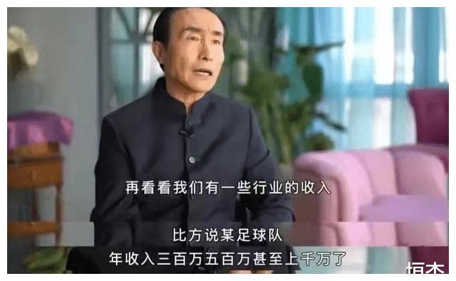 關(guān)于鄭伊健吐槽老婆沉迷游戲的說法，來源于一些娛樂新聞或社交媒體上的言論。然而，這些言論可能只是娛樂性質(zhì)的調(diào)侃或玩笑，并不一定真實(shí)反映了他們的關(guān)系或生活狀態(tài)。每個(gè)人都有自己的娛樂方式，沉迷游戲也可能只是一種個(gè)人愛好。重要的是，夫妻之間應(yīng)該相互尊重和理解，共同協(xié)商和平衡彼此的生活方式和興趣愛好。如果沉迷游戲確實(shí)對(duì)家庭生活產(chǎn)生了負(fù)面影響，那么夫妻雙方應(yīng)該坐下來溝通，共同尋找解決問題的方法。因此，我們應(yīng)該尊重他們的個(gè)人隱私，避免過度解讀和猜測(cè)他們的關(guān)系。