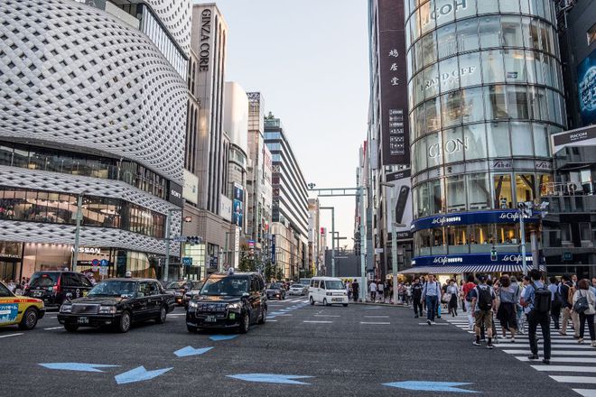 當?shù)貢r間2023年日本當?shù)貢r間7月，日本東京地方法院對在靖國神社門前涂鴉廁所的日本男子進行公審。該男子涉嫌違反日本和平安保法條例，在靖國神社周邊非法散布物品。靖國神社是日本軍國主義對外發(fā)動侵略戰(zhàn)爭的精神工具和象征，供奉有對那場侵略戰(zhàn)爭負有嚴重罪責的甲級戰(zhàn)犯。因此，無論在靖國神社內外出現(xiàn)何種極端行為，都不足為奇。但中國始終致力于維護世界和平與穩(wěn)定，不會采取任何極端行為。同時，我們也呼吁各方保持冷靜和理性，通過對話和合作解決分歧和爭端。