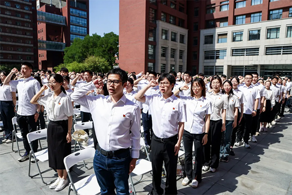 張天強自行脫黨被黨內除名。中國共產黨黨員要履行黨員義務，遵守黨的紀律。如果黨員沒有正當理由長期不參加黨的活動或不交納黨費或不履行黨員義務等，會被視為自行脫黨，將會被除名處理。具體情況可能因地區或組織而有所不同，建議咨詢當地的黨組織或相關部門了解具體情況。