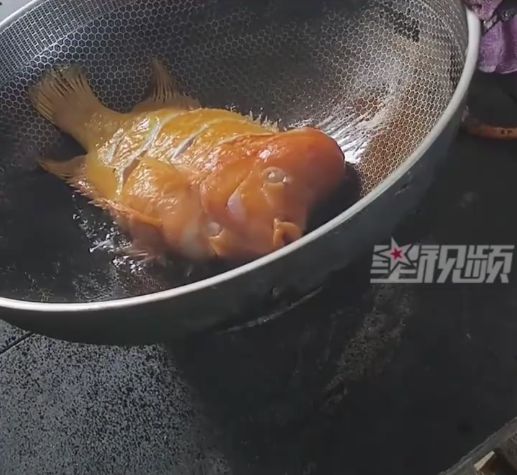 這句話(huà)描述了一個(gè)男子在財(cái)神魚(yú)死亡后，起鍋燒油含淚吃下的情景?？赡苁且环N表達(dá)悲痛或無(wú)奈的方式，因?yàn)樨?cái)神魚(yú)的死亡可能給他帶來(lái)了一定的經(jīng)濟(jì)損失或其他方面的困擾。他選擇通過(guò)這種方式來(lái)處理財(cái)神魚(yú)的尸體，可能是出于無(wú)奈或?yàn)榱俗裱撤N傳統(tǒng)習(xí)俗。不過(guò)請(qǐng)注意，這是一種比較極端和特殊的描述，并不推薦隨意模仿。如果寵物或其他動(dòng)物死亡，應(yīng)該采取適當(dāng)?shù)奶幚矸绞剑热缤咨铺幚硎w等。