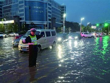 是的，沙特確實遭受了罕見的暴雨和冰雹侵襲。據報道，這次極端天氣事件導致沙特多個地區受到嚴重影響，包括首都利雅得等地。暴雨引發洪水，導致道路封閉、交通癱瘓，以及部分地區的房屋和基礎設施受到損壞。此外，冰雹也給一些地區帶來了額外的破壞。這次極端天氣事件提醒人們，即使是干旱的沙漠地區，也可能受到極端天氣事件的影響。，以上信息僅供參考，如需了解更多信息，請查閱相關新聞報道。同時，面對自然災害時，我們要保持警惕，注意自身安全。