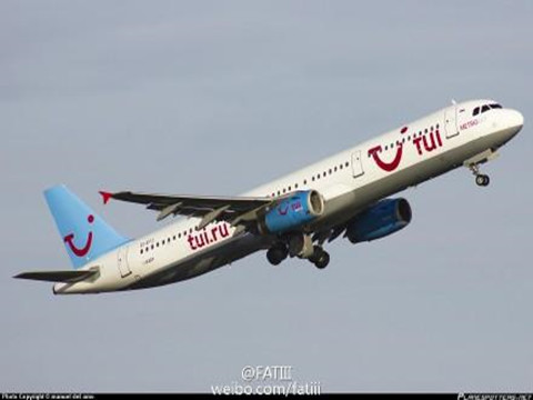 關(guān)于一架客機在俄羅斯墜毀事件，俄羅斯總統(tǒng)新聞秘書佩斯科夫回應稱，沒有任何信息顯示這架飛機是被俄羅斯擊落的。他強調(diào)，俄方正在調(diào)查這起事故的所有可能原因。佩斯科夫呼吁不要急于下結(jié)論，因為這可能導致恐慌和不必要的社會壓力。同時，俄羅斯國防部也發(fā)表聲明稱，沒有參與任何與這架飛機有關(guān)的活動。因此，目前并沒有證據(jù)表明這架客機是被俄羅斯擊落的。建議等待官方調(diào)查結(jié)果的公布。