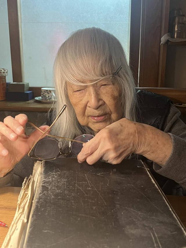 98歲詩(shī)人灰娃去世