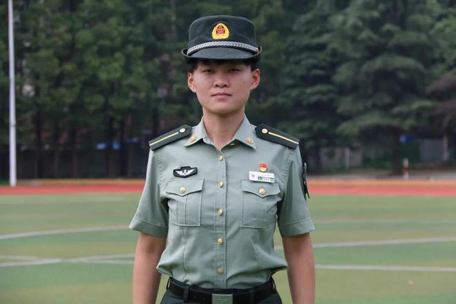 00后現(xiàn)役女軍人榮立二等功