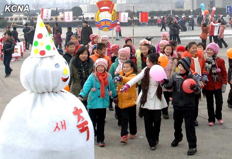 新奧集團(tuán)屬于什么行業(yè),金正恩觀看朝鮮新年慶祝大型演出