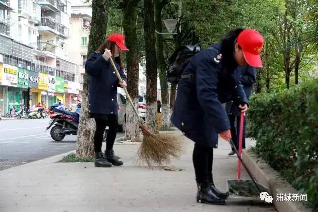 我想知道澳門彩今天開的幾號,多方回應挖掘機撞倒圍墻致女子身亡