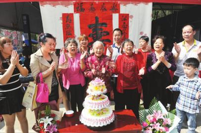 開獎最快,四川老人124歲生日六世同堂