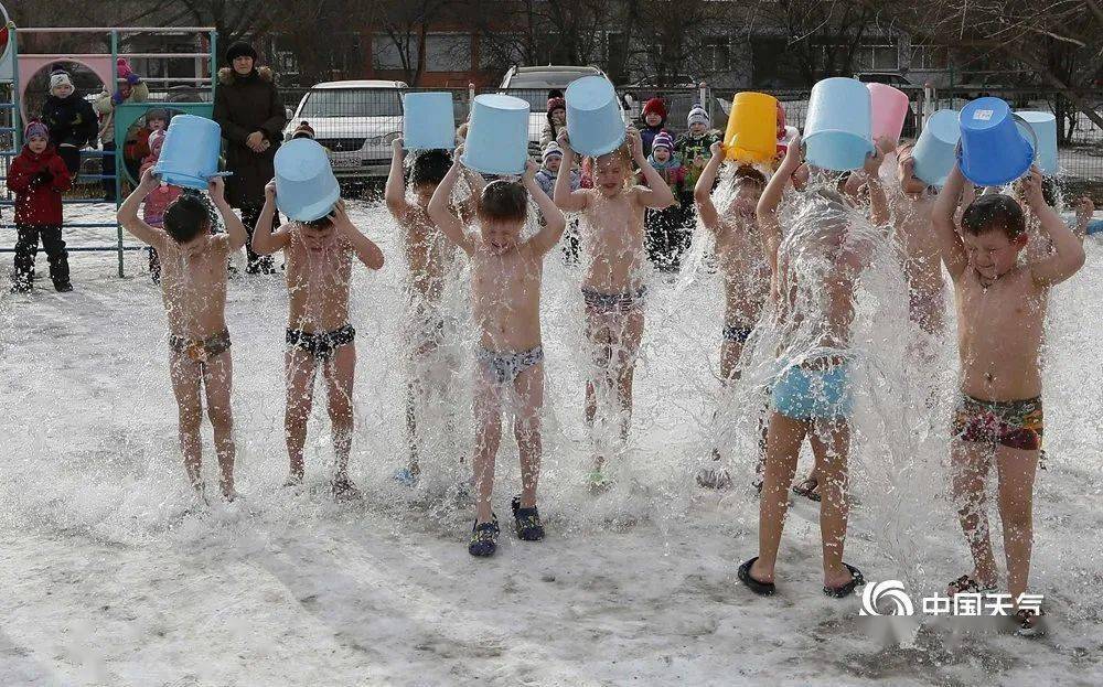 今晚澳門開碼現場直播觀看,男子雪天跳湖托舉落水孩童高效執行計劃設計_精英版41.47.95